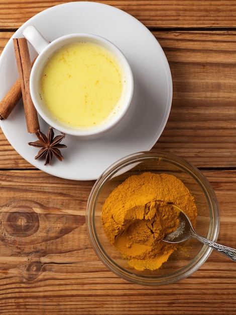 Goldene Milch mit Gelbwurz auf Holztisch