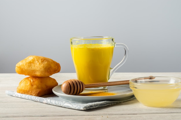 Goldene Milch mit Kurkuma und Honig, ein traditionelles indisches Getränk