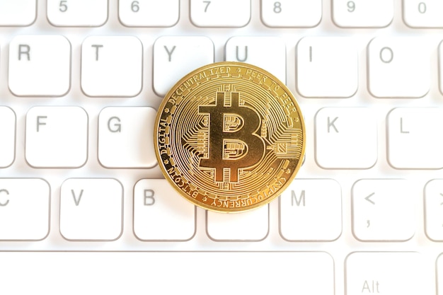 Goldene Münze Kryptowährung Bitcoin-Tastatur