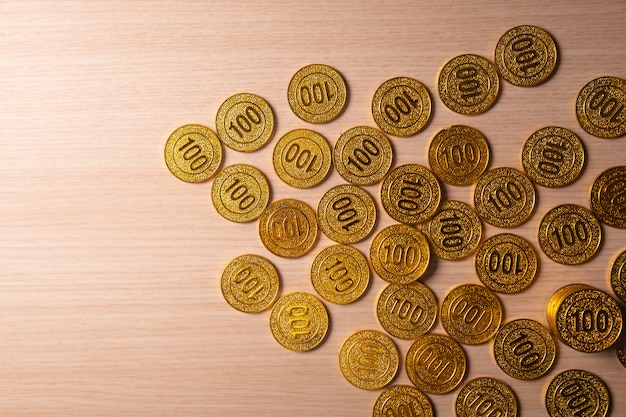 Goldene Münzen stapeln Hintergrund mit Kopierraum