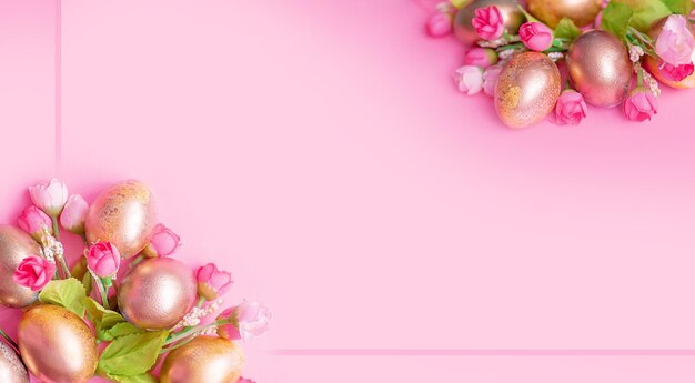 Goldene Ostereier mit Blumen auf rosa Hintergrund Osterkonzept mit Platz für Text