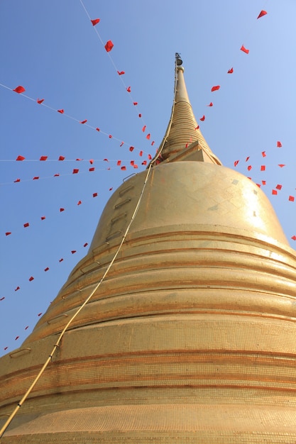 Foto goldene pagode mit vielen farben geschmückt.