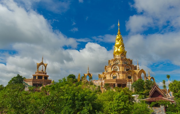 Goldene Pagode und blauer Himmel