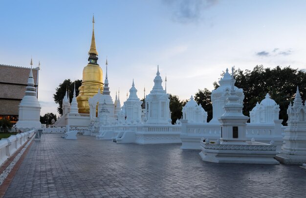 Goldene Pagode und Gruppe weiß getünchter Mausoleen im Tempel Wat Suan Dok in Chiang Mai, Thailand