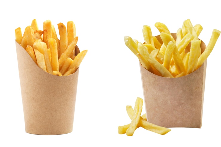 Goldene Pommes Frites mit weißer Verpackung auf weißem Hintergrund