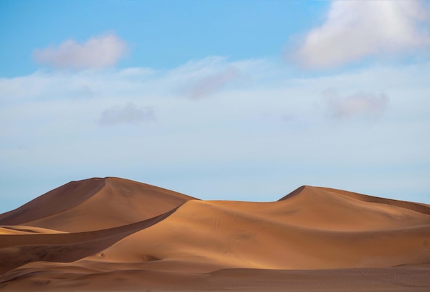 Goldene Sanddüne 7 und weiße Wolken an einem sonnigen Tag in der Namib-Wüste. Fantastischer Ort für Reisende und Fotografen