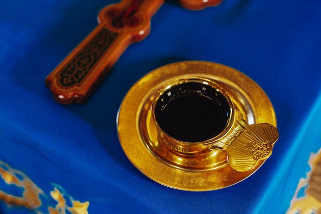 Goldene Schale mit Wein für kirchliche Zeremonien