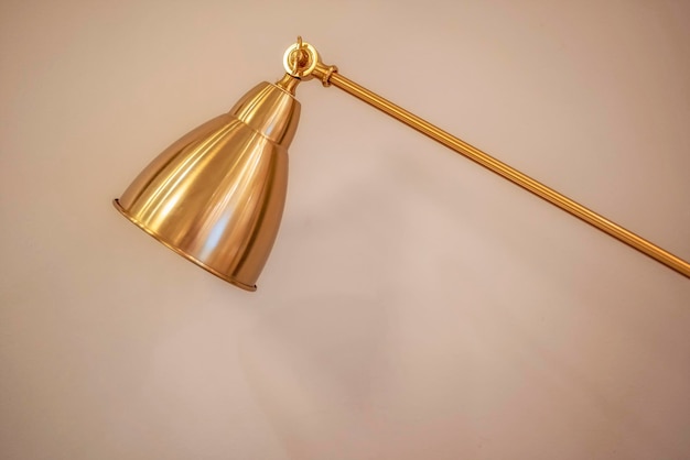 Goldene Schreibtischlampe heller moderner kupferfarbener Hintergrund