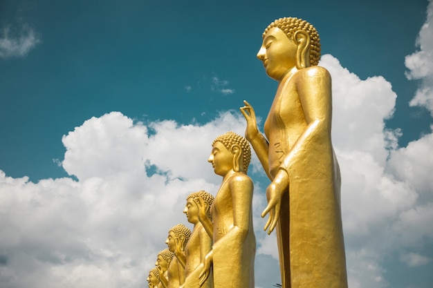 Goldene Skulpturen des buddhistischen Tempels Sri Lanka