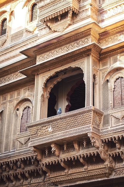 Goldene Stadt in Indien Die schöne Architektur im orientalischen Stil beherbergt sandigen Ornamentpalast