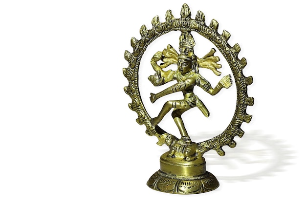 Goldene statue des indischen hindu-gottes shiva nataraja herr des tanzes auf weißem hintergrund.