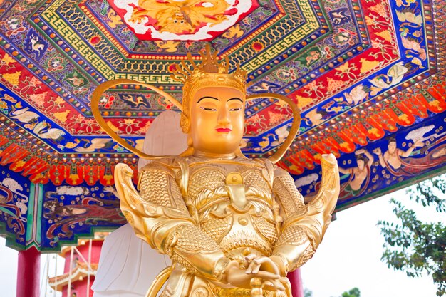 Goldene Statue im Tempel in Hong Kong.