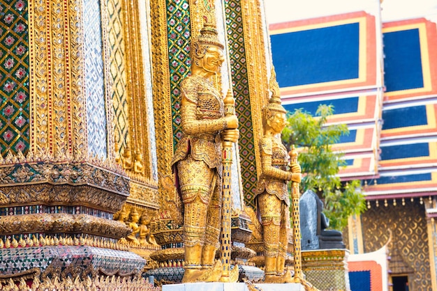 Goldene Statuen am Eingang zum Tempel des Smaragd-Buddha in Bangkok