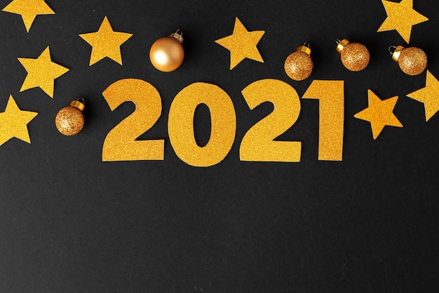 Goldene Sterne mit 2021 Zahlen auf Papier