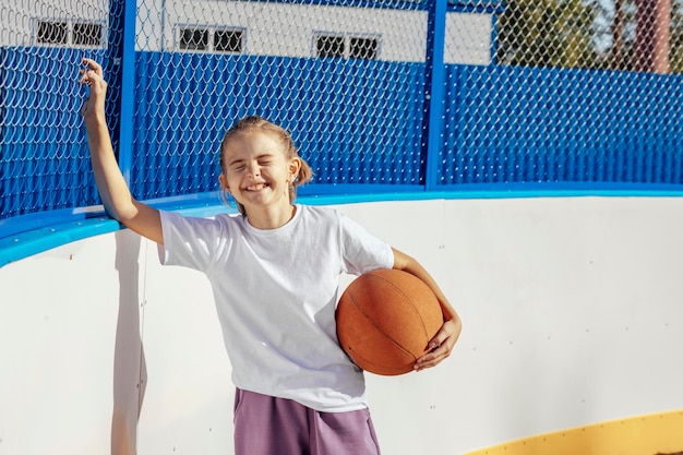 Goldene Stunde Ruhm eine Mädchen Basketball Leidenschaft leuchtet hell im Sonnenuntergang auf dem Basketballplatz