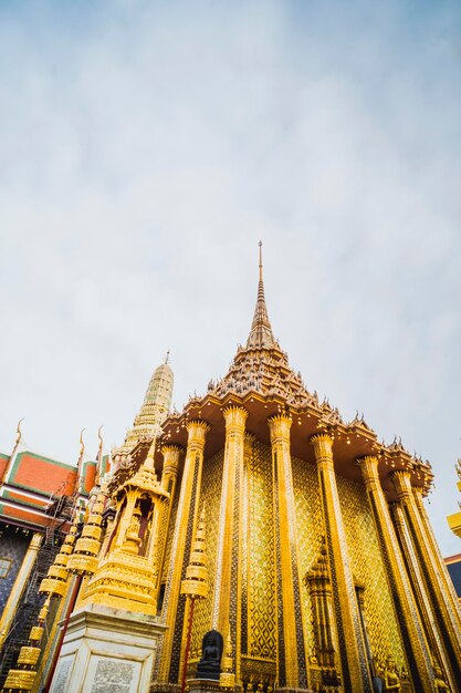 Goldene Stupa des Tempels des Smaragd-Buddha Wat Phra Si Rattana Satsadaram Wat Phra Kaew Wahrzeichen von Bangkok Thailand mit rosa Himmel in der Abenddämmerung