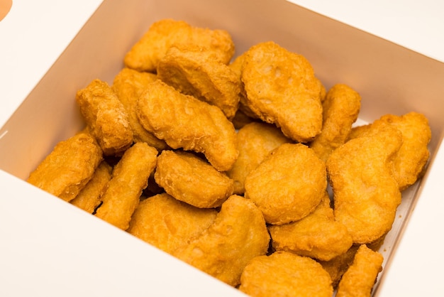 Goldene, tief gebratene Hühnernugget in einer Papierkiste