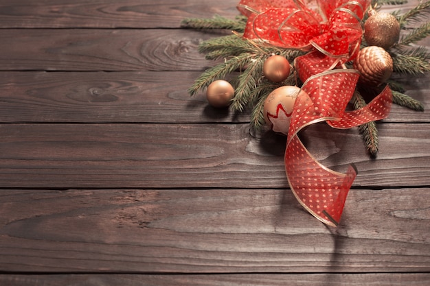 Goldene und rote Weihnachtsdekoration auf dunklem Holz