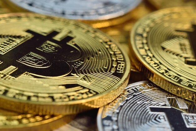 Goldene und silberne Bitcoin-Münzen