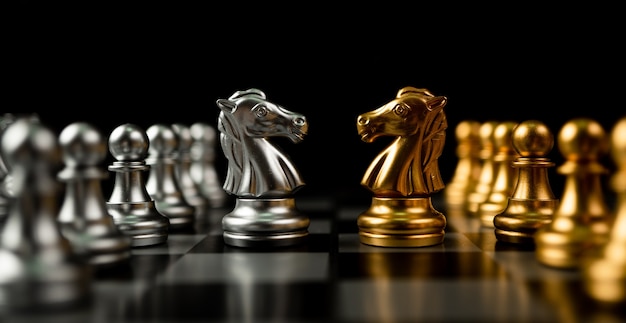 Goldene und silberne Pferdeschachfiguren
