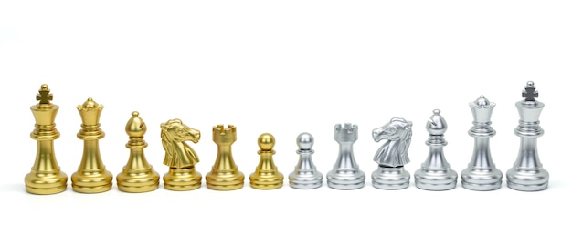 Goldene und silberne Schachfiguren stehen in einer Reihe auf weißem Hintergrund. Beschneidungspfad