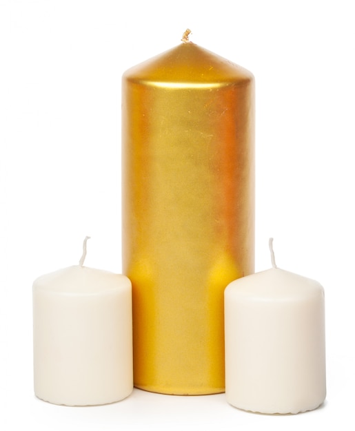 Goldene und weiße farbige Kerzen getrennt auf Weiß