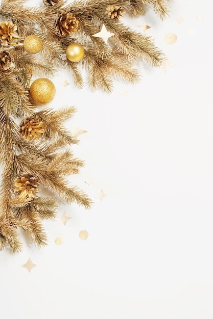 Foto goldene weihnachtsdekorationen auf weißem hintergrund