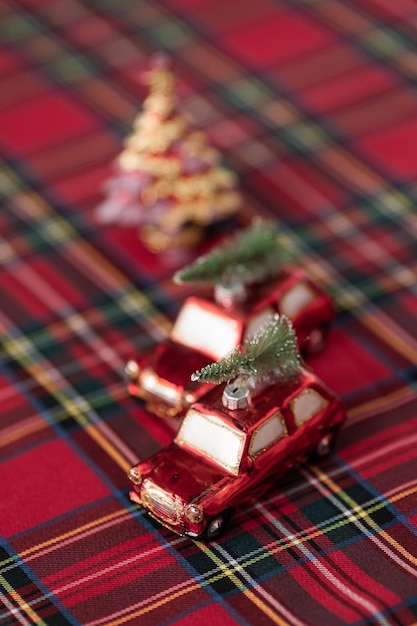 Goldene Weihnachtslichter, die im Bokeh-Effekt verfocust sind, können als Tapete verwendet werden, können für die Neujahrsfeier verwendet werden