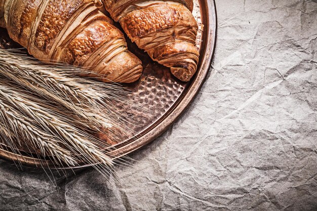 Goldene Weizen Roggen Ohren Croissants Messing Tablett Essen und Trinken Konzept