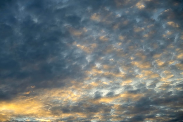 Goldene Zeit. Sonnenuntergang am Himmel