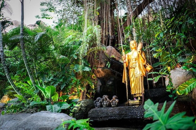 Goldener Anhänger Buddha-Statuen Wanderposten auf dem Felsen mit Pflanzen und Weinreben Goldener Berg Bangkok Thailand