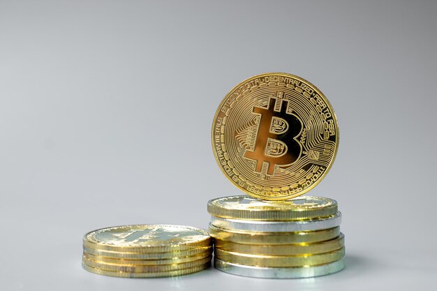 Goldener Bitcoin-Kryptowährungsmünzenstapel Krypto ist digitales Geld innerhalb des Blockchain-Netzwerks, das mithilfe von Technologie und Online-Internet-Austausch Finanzkonzept ausgetauscht wird