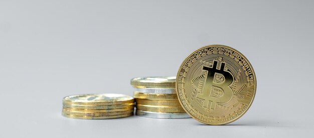 Goldener Bitcoin-Kryptowährungsmünzenstapel Krypto ist digitales Geld innerhalb des Blockchain-Netzwerks, das mithilfe von Technologie und Online-Internet-Austausch Finanzkonzept ausgetauscht wird