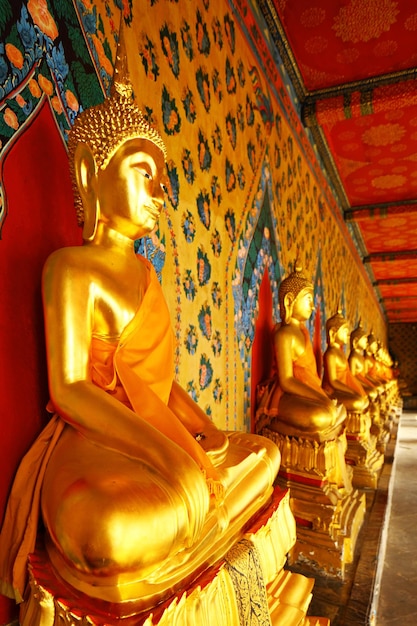 Goldener Buddha im Tempel