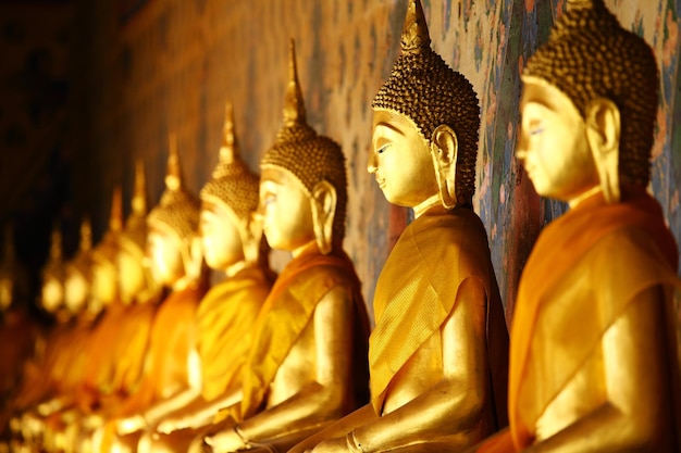 Foto goldener buddha im tempel