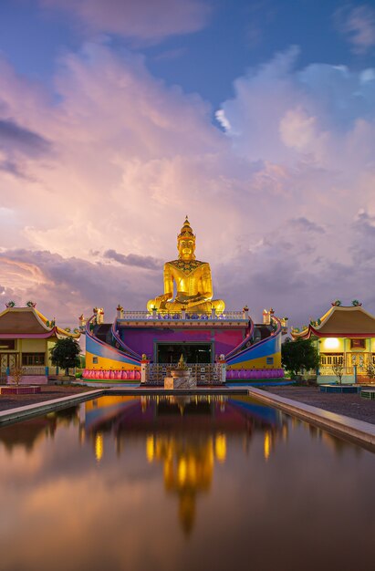 Goldener Buddha und schöner HimmelDer Buddha mit schönem Sonnenuntergang-Himmelshintergrund