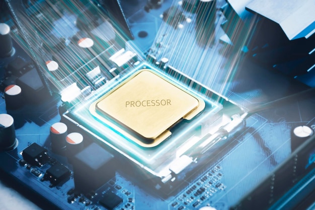 Goldener CPU-Chip in einem Steckplatz auf einem Computer-Motherboard und leuchtendes Licht um das Konzept der Prozessorchip-Computertechnologie