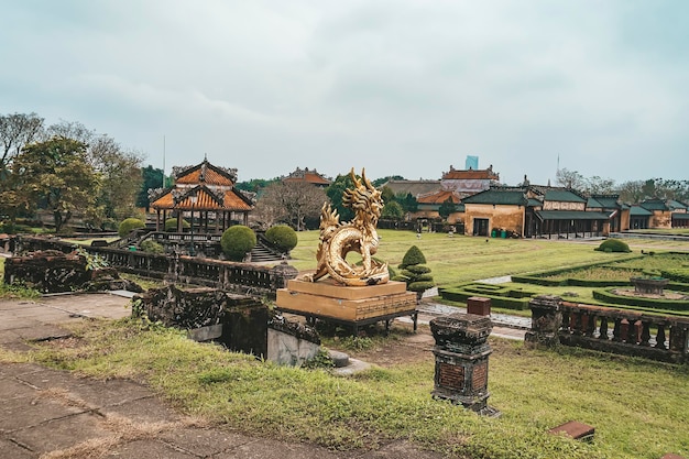 Goldener Drache im Königspalast der Kaiserstadt Hue Vietnam im Hintergrund