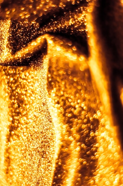 Goldener Feiertag funkelnder, glitzernder abstrakter Hintergrund, luxuriöses, glänzendes Stoffmaterial für Glamour-Design und festliche Einladung