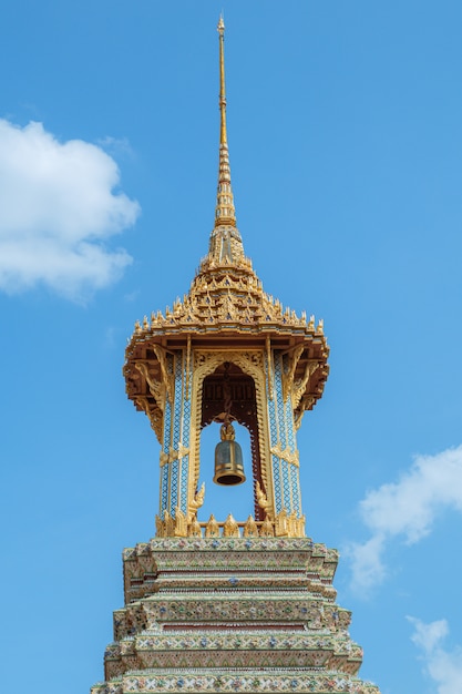 Goldener Glockenturm im großartigen Palast und im Tempel Emerald Buddhas in Bangkok, Thailand. (Wat Phra Kaew)