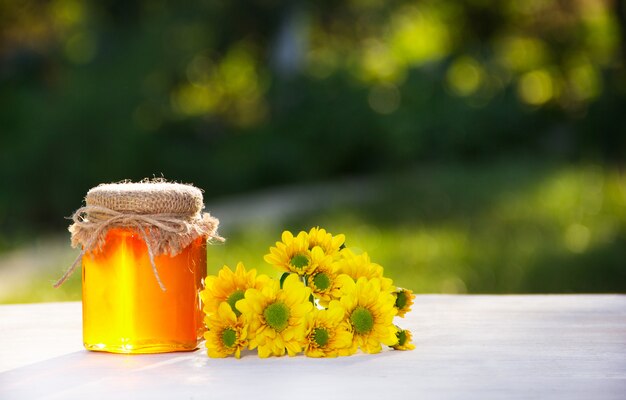 Goldener Honig und gelbe Blüten