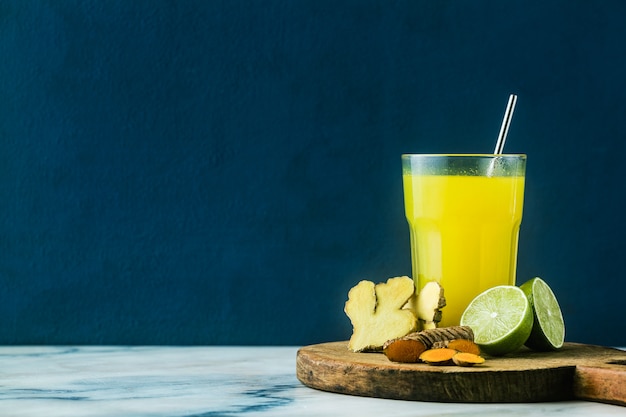 Goldener Ingwer und Kurkuma mit Limettensaft. Gesundes entzündungshemmendes Getränk der Naturmedizin und Naturheilkunde