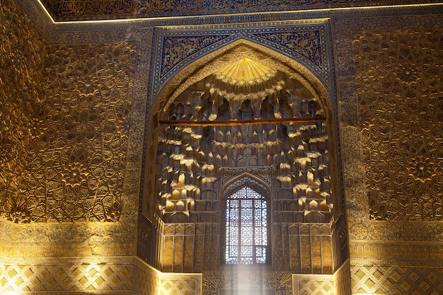 Goldener Innenraum des Grabes des Mausoleums Gur Emir Amir Temur in Samarkand in Usbekistan. 29.04.2021.