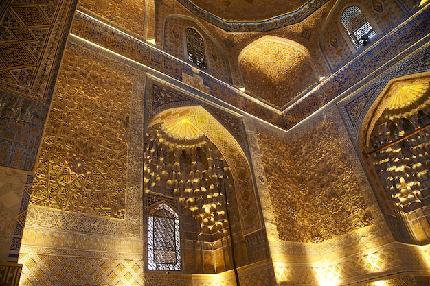 Goldener Innenraum des Grabes des Mausoleums Gur Emir Amir Temur in Samarkand in Usbekistan. 29.04.2021.