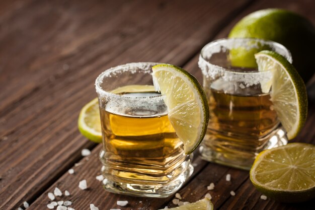 Goldener mexikanischer Tequila mit Kalk