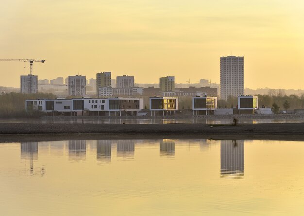 Goldener Morgen am Ufer des Ob