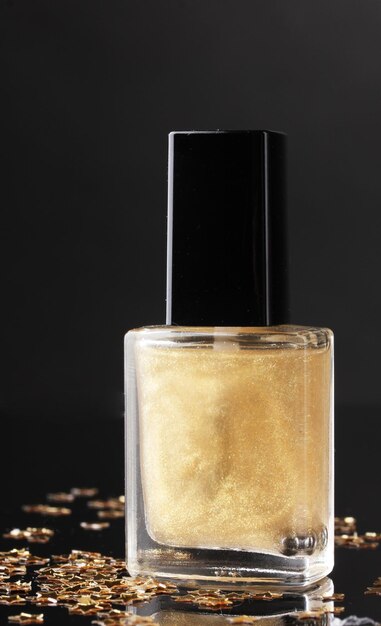 Goldener Nagellack auf schwarzem Hintergrund