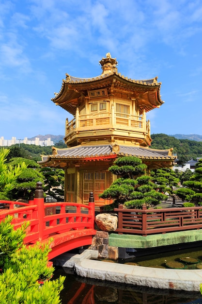 Goldener Pavillon der absoluten Perfektion im Nan Lian Garden im Chi Lin Nonnenkloster Hong Kong China