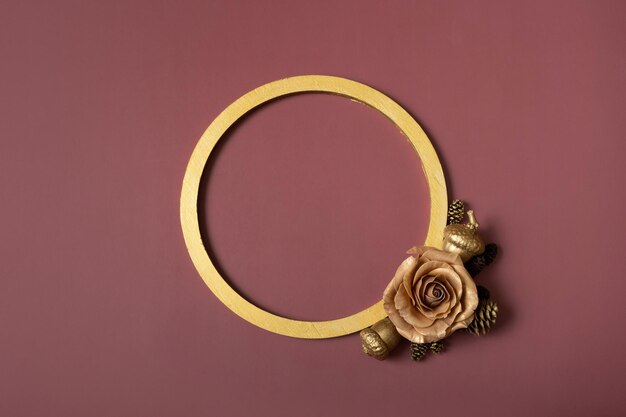 Goldener Ring und goldene Rose auf braunem Hintergrund Flache Ansicht von oben Kopierraum