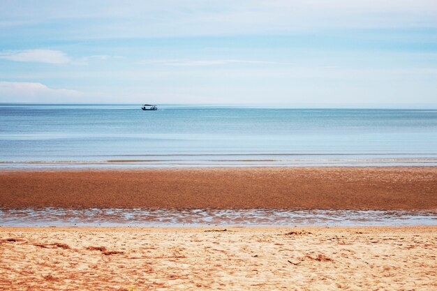 Goldener Sand mit Himmel.